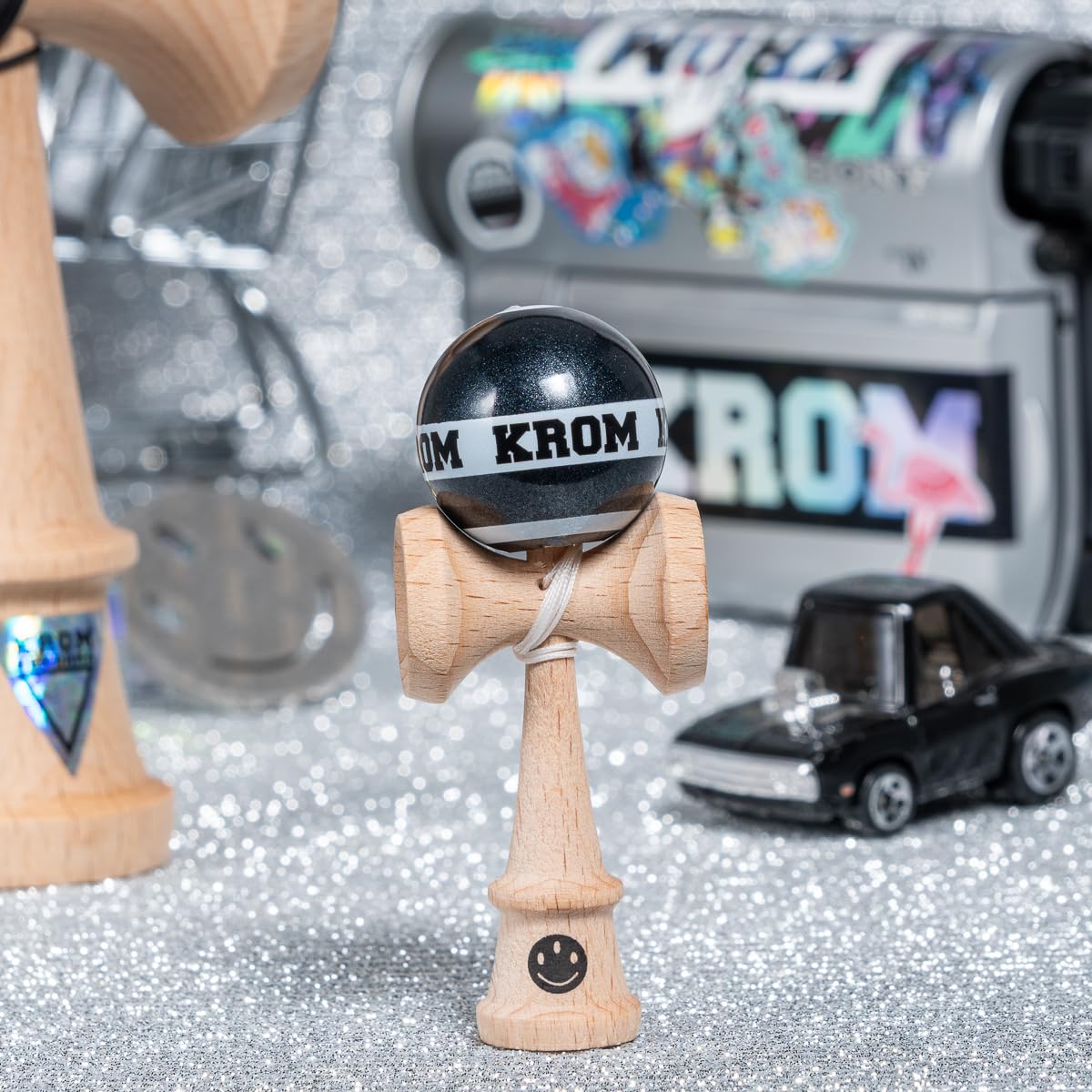 KROM Kendama MIKRO czarna – Mini Kendama z drewna bukowego – w pełni grywalna – format kieszonkowy – dla początkujących i profesjonalistów