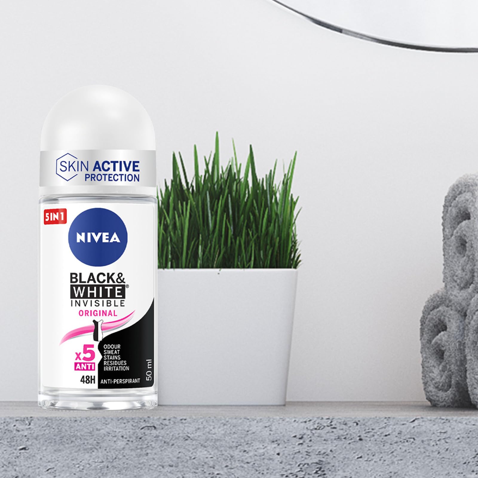 Nivea Black & White Invisible Original Roll-On dezodorant antyperspirant 48 h ochrona przed nieprzyjemnym zapachem potu i plamy pozostałości podrażnień - 12 butelek po 50 ml