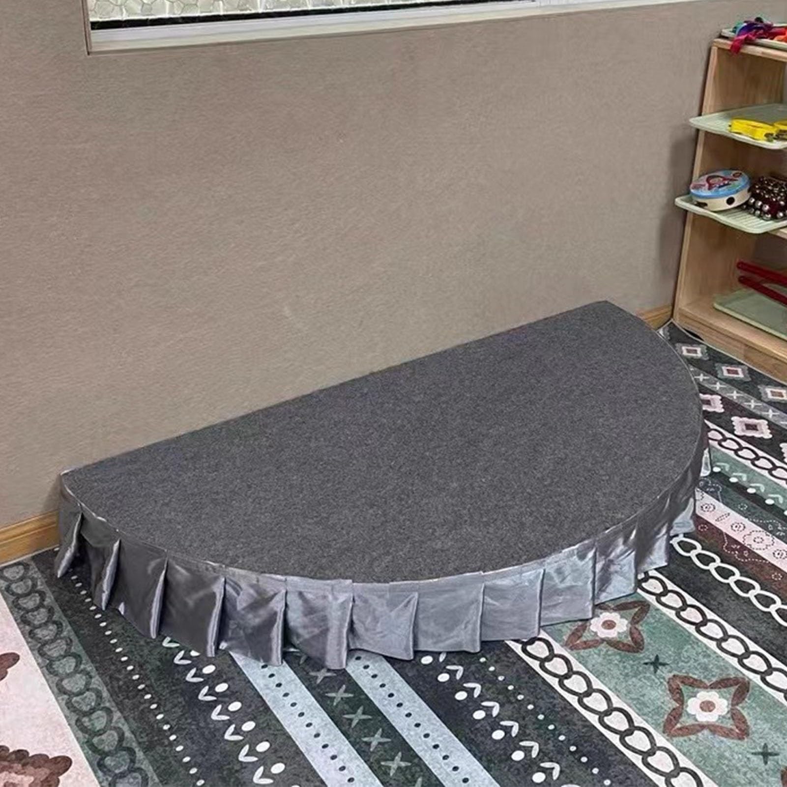 Piattaforma portatile per palcoscenico piccolo semicircolare con tappeto e mantovana, bande tamburi Base portatile per bambini, sistema di piattaforma per prestazioni vocali interne