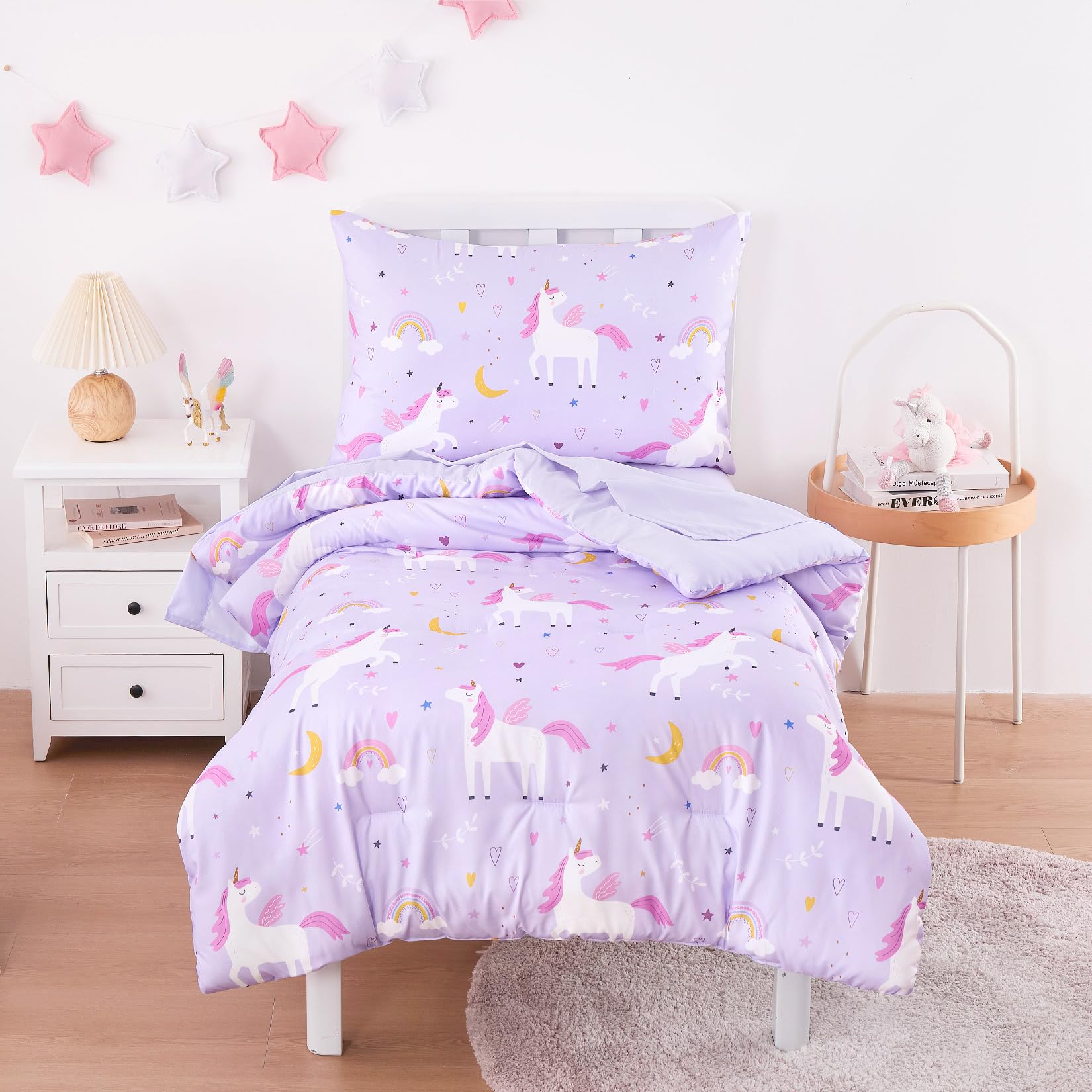 Wake In Cloud - Juego de ropa de cama infantil para niñas, lindo unicornio y estrellas arcoíris, juego de cama suave de 4 piezas para cuna que incluye edredón, sábanas y funda de almohada, color