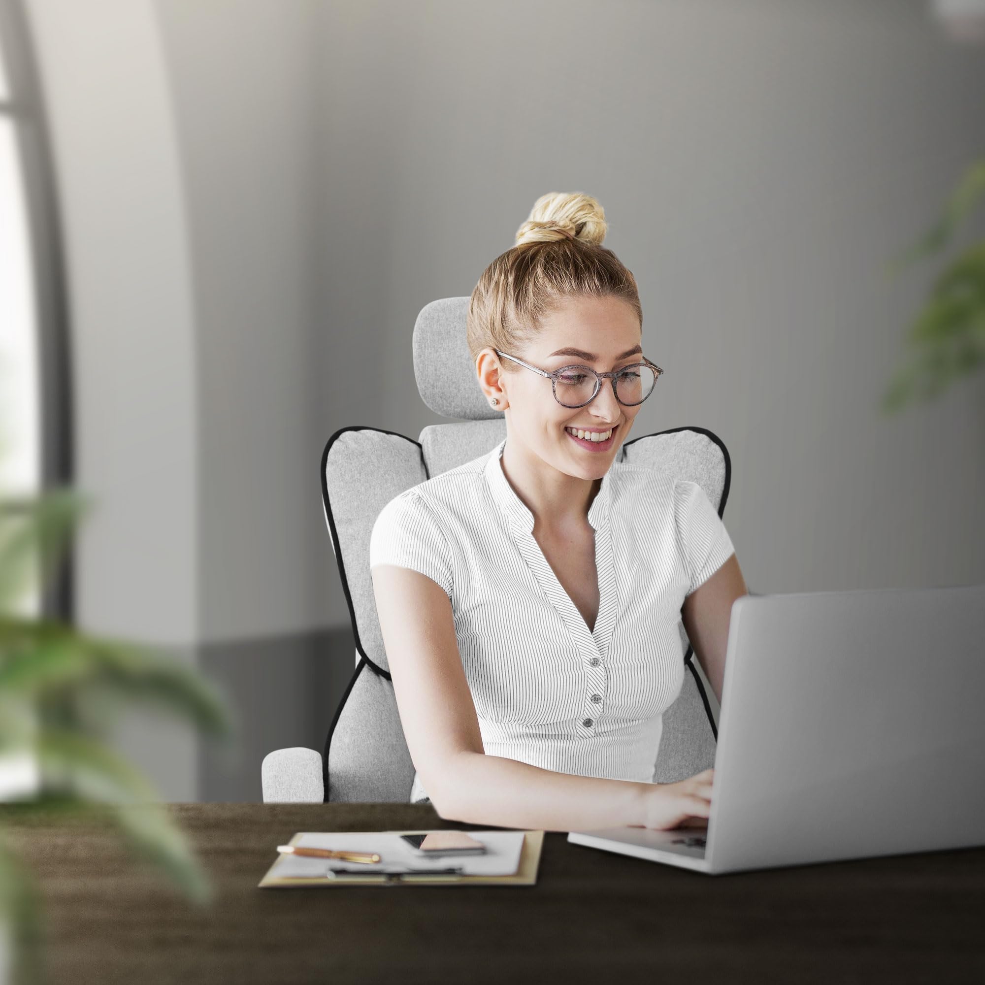Ergonomiczne krzesło biurowe ML-Design, jasnoszare, krzesło biurowe z regulacją wysokości i wysokim oparciem, krzesło obrotowe z podnóżkiem, poduszką zagłówkiem krzesło komputerowe, krzesło gamingowe