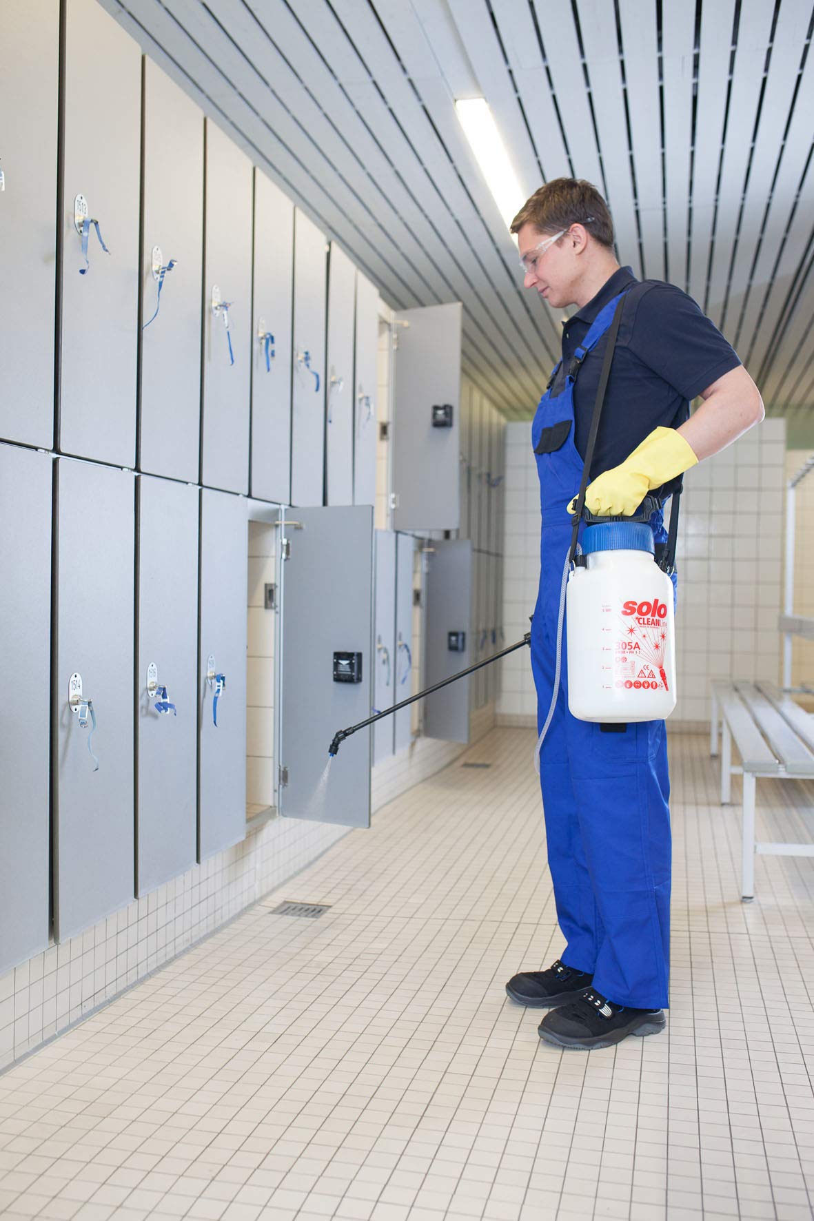 SOLO CLEANLine Drucksprühgerät – zur Desinfektion und Reinigung-alkalibeständiger 5 Liter Drucksprüher – für Reinigungsmittel mit pH Wert 7-14 und Desinfektionsmittel