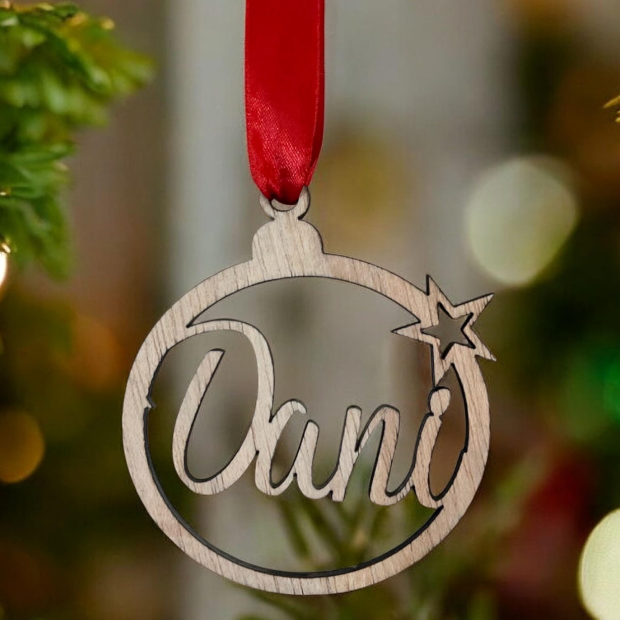 JR Maderas Bolas de Navidad Madera Personalizada con Nombre - Adornos Navideños - Ornamento - Decoración para el Arbol de Navidad - Esfera Grabada en Madera de Máxima Calidad con Cuerda Incluida.