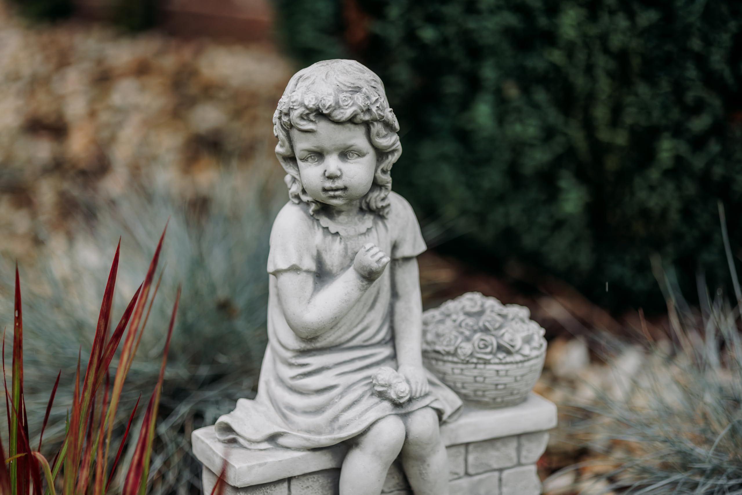 gartendekoparadies.de Mädchen Figur auf der Mauer, Steinfigur H. 49 cm, 18 kg, Grau, frostsicher aus Steinguss für Außenbereich