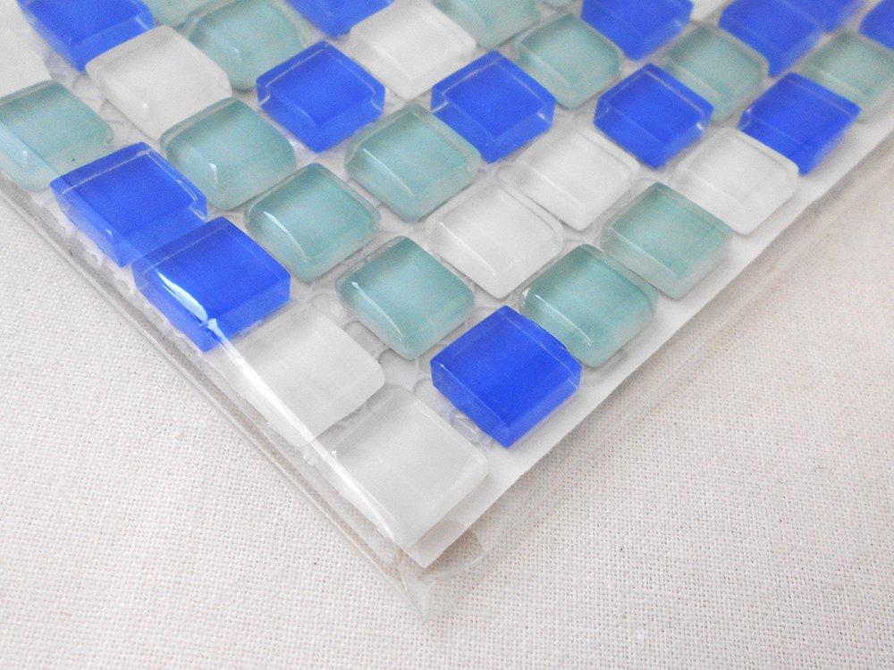 Amazon | miki ガラスモザイクタイル 10mm角(4mm厚) Aqua MKG-04MIX