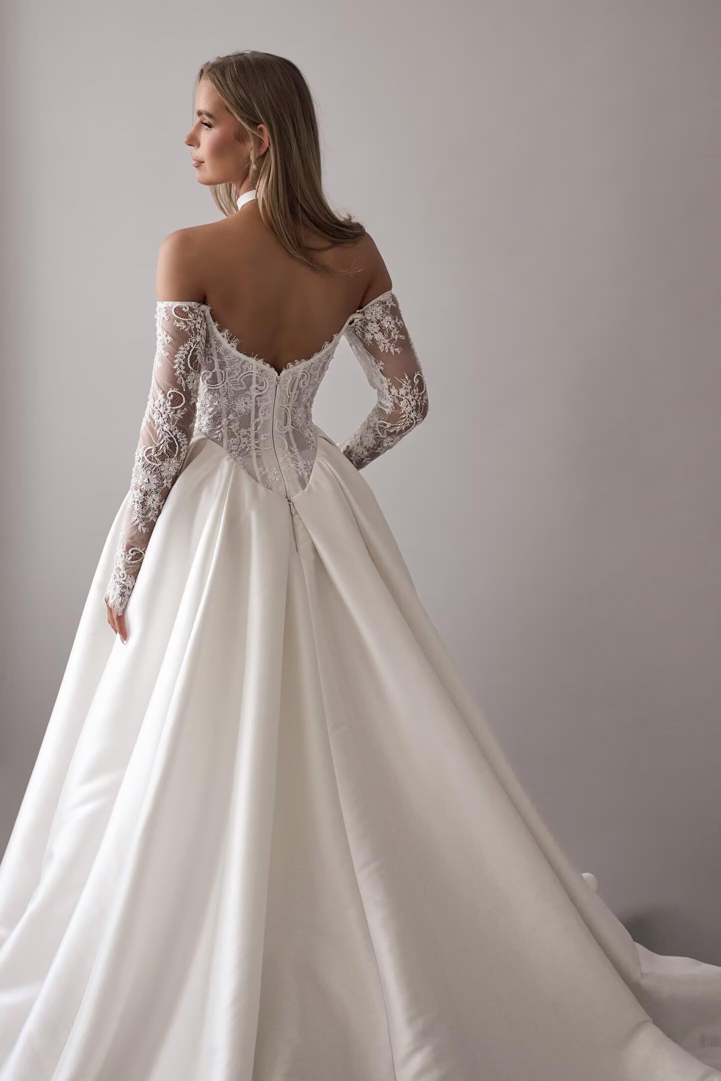 HUINI Schulterfreies Satin Hochzeitskleid für die Braut mit Langen Ärmeln A-Linien Spitzenapplikation Brautkleid und Schleppe