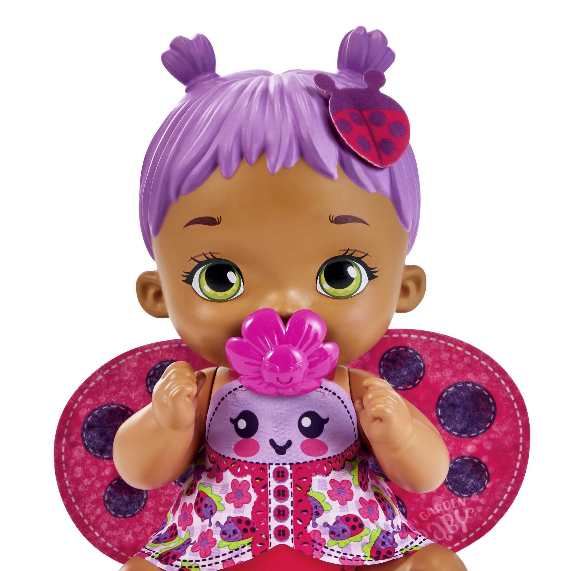 Mattel My Garden Baby Mariposa Bebe y hace pipí Pelo morado Muñeca bebé de juguete con pañal, biberón, diadema y accesorios , regalo +3 años (HMX28)