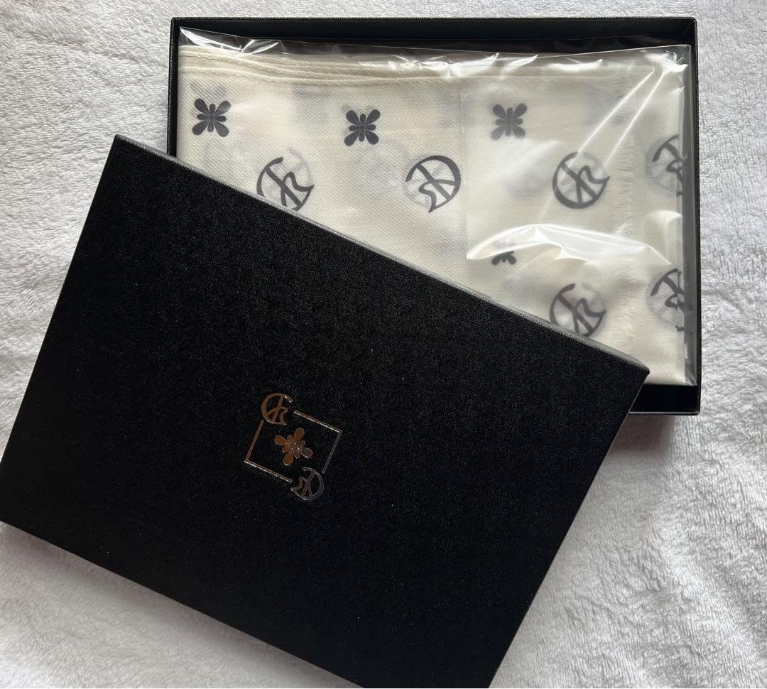 Amazon.co.jp: CHAR MONOGRAM STOLE ZICCA シンメトリー柄 : ホーム 