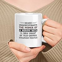 Vista 252 de Taza de cerámica blanca de 11 oz de regalo para mujer, nunca subestimes el poder de la mujer con un regalo para liderazgo y tutoría en atención