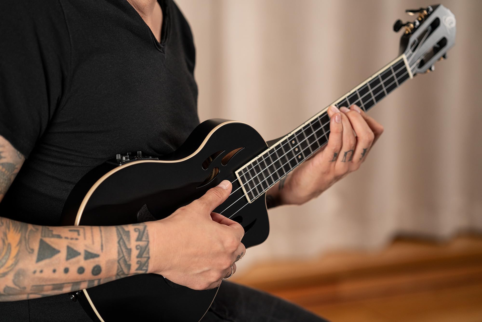 Ortega Guitars Ukulélé Ténor Électro-Acoustique – Corps Plein – Tourplayer Series – Housse Incluse – Épicéa/Okoumé, Noir (RTPS-U-SBK)
