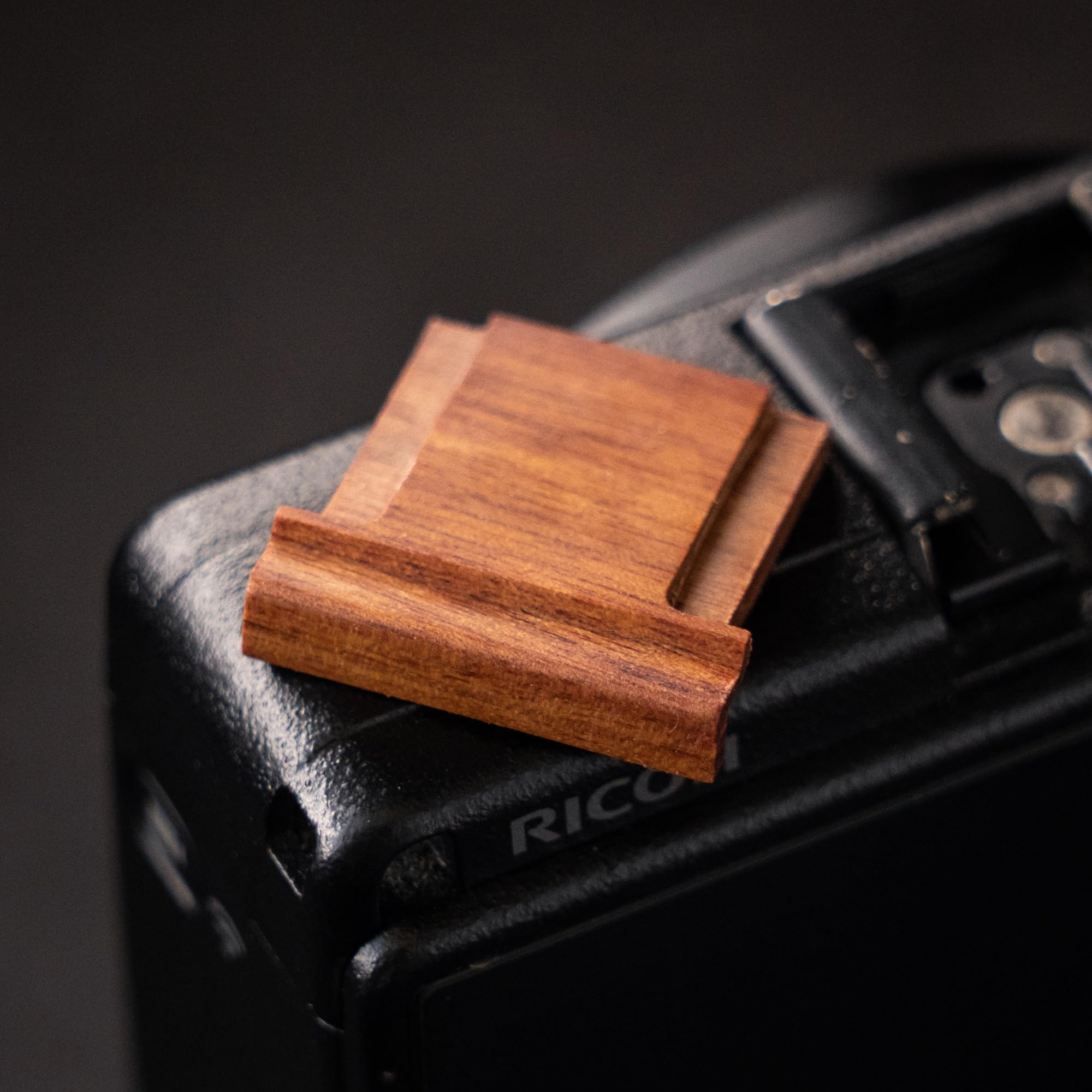 Amazon | 木製 木製サムアップグリップ ホットシューカバーキャップ