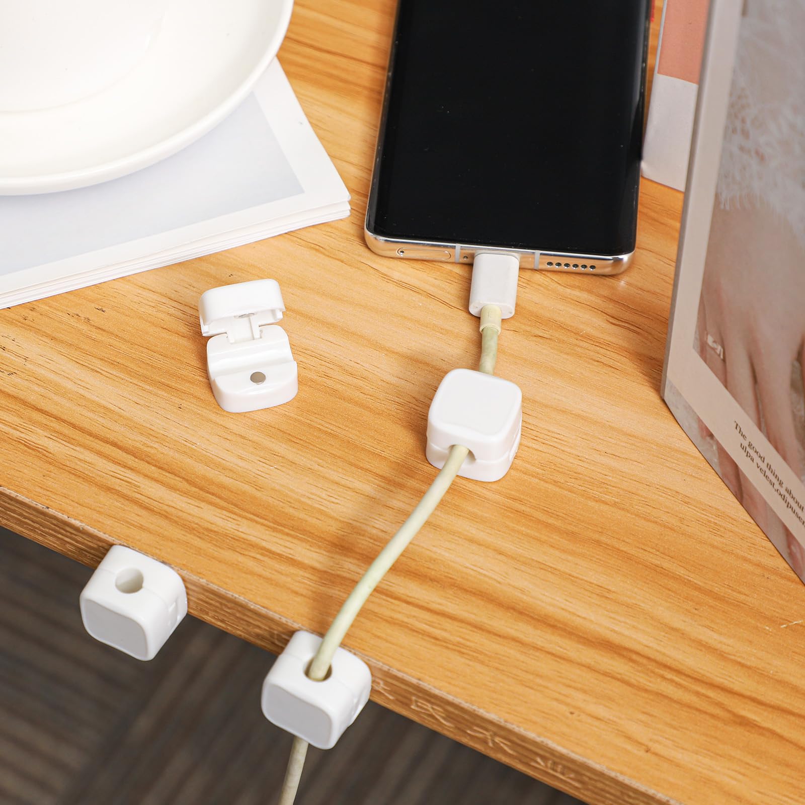 6 Pezzi Porta del Cavo Magnetico,Fermacavi Adesivi,Nascondi il Fermacavo di Ricarica del Telefono,Supporto per Caricabatterie con Filo Adesivo Resistente per Comodino,Orniture per Ufficio (Bianco
