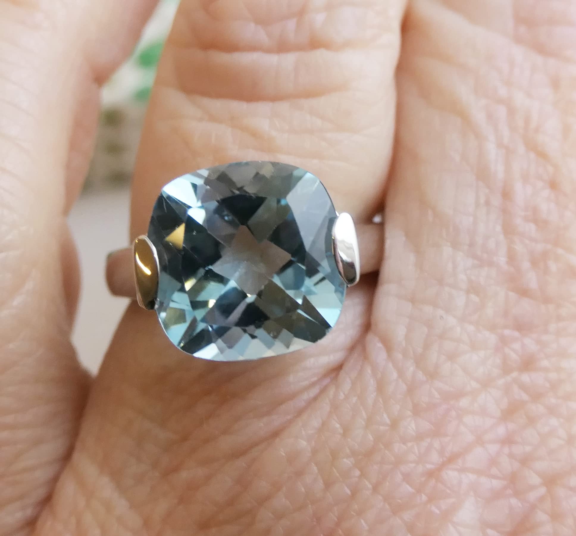 Anillo de cóctel de plata de ley con piedras preciosas de topacio azul de talla cojín de 12 mm