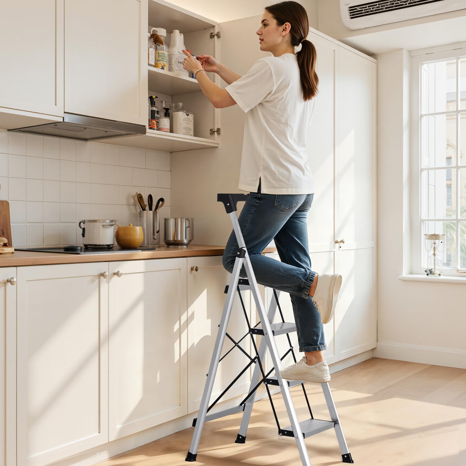 VEVOR Scaletta Pieghevole Salvaspazio con 4 Gradini con Ampio Pedale Antiscivolo e Impugnatura Comoda, Scala a Pioli Portatile in Alluminio con Capacità di 150 kg, Multiuso per Cucina, Casa