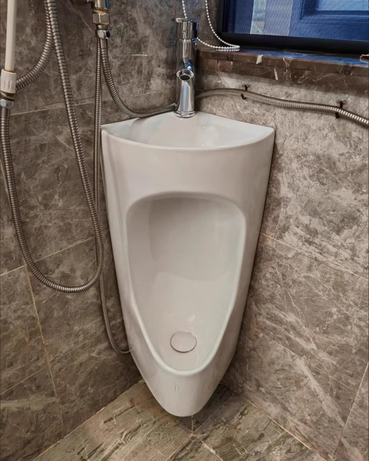 Ceramiczny ścienny męski pisuar z umywalką i akcesoriami montażowymi do łazienki i piwnicy