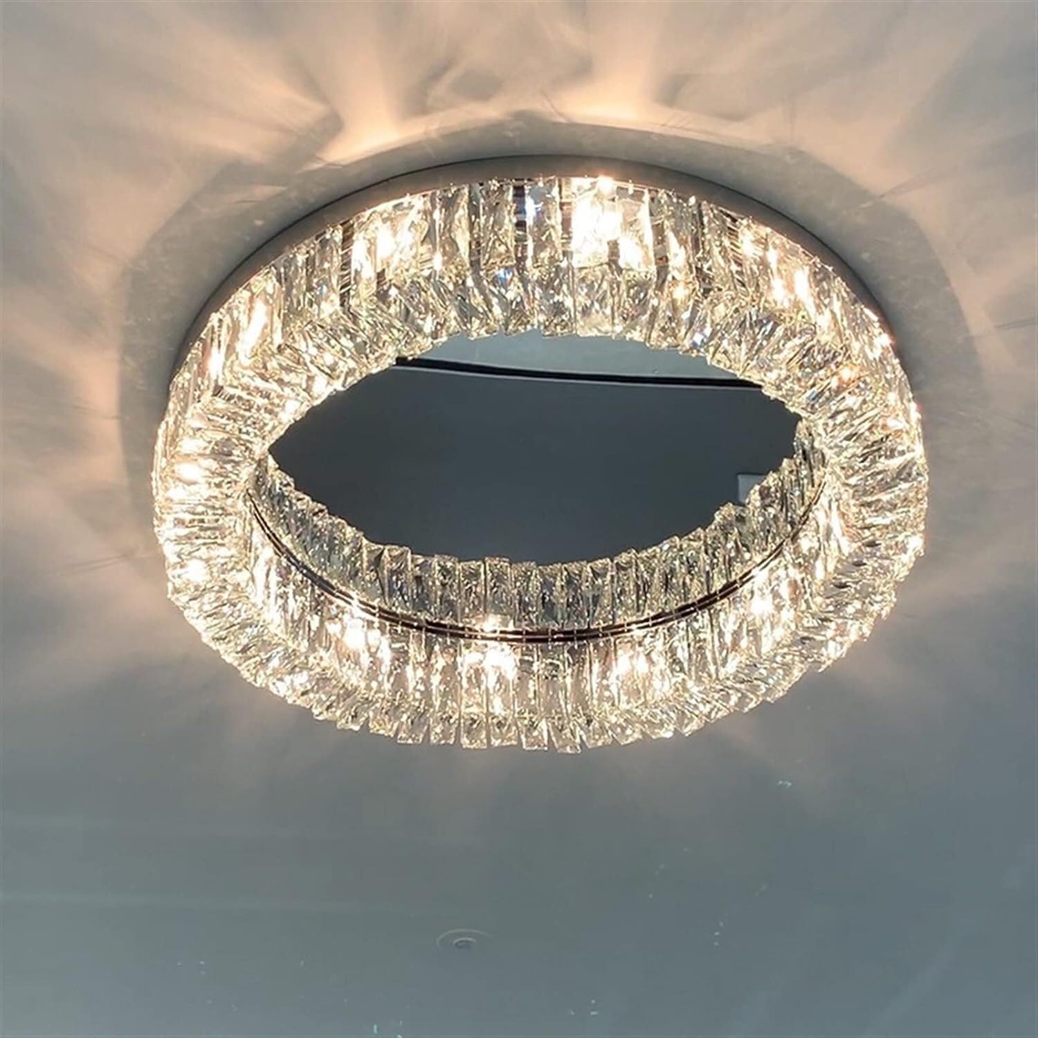 Lampe de plafond LED en cristal pour illuminer vos dîners en cuisine