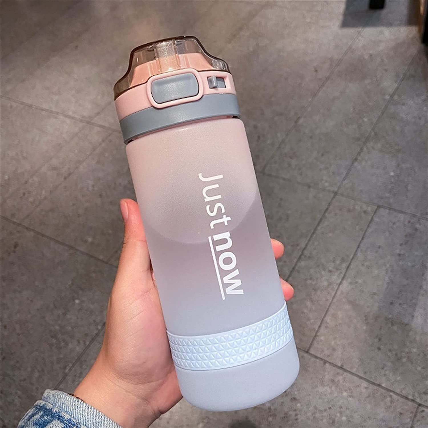 Wasserflasche für Sport Wasserflasche Aus Gefrostetem Stroh Mit Aufklebern, Auslaufsicher, Mit Becherverschluss, Wasserkocher, Bounce-Abdeckung, Kunststoff-Trinkflasche Nachhaltige Wasserflasche ( Col