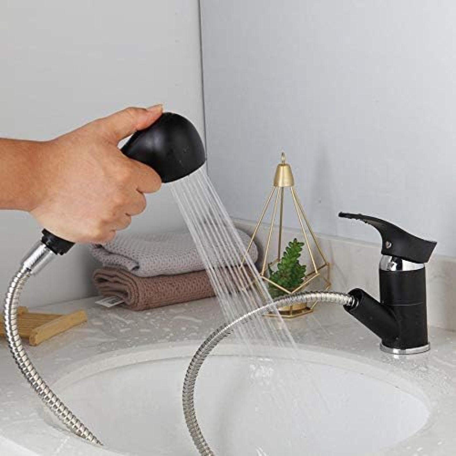 Robinet de lavabo noir extractible pour simplifier votre routine beauté en salle de bains