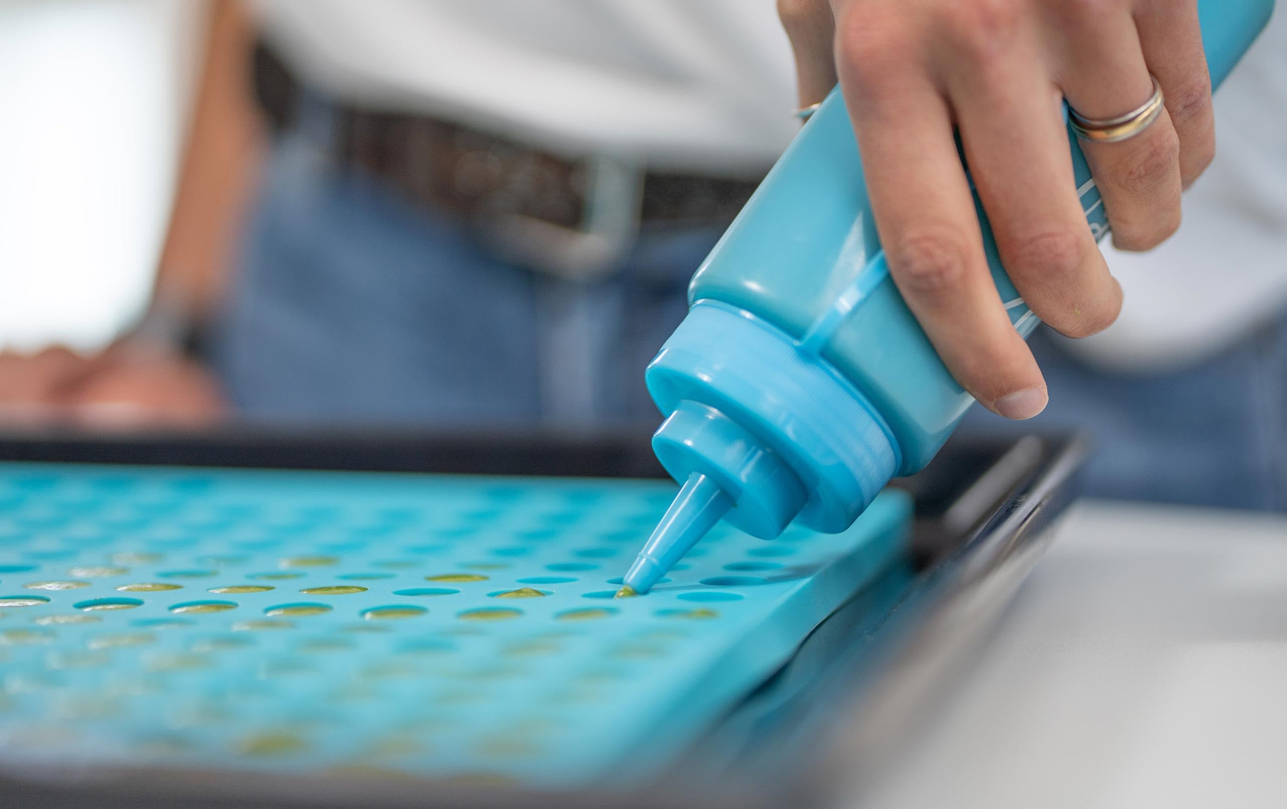 Collory große Backmatten Hundekekse Starter Paket inkl. Zubehör (5er Set), Hundeleckerlis in MEDIUM backen, Dosierflasche und Schaber, Lebensmittelecht & Bpa-frei