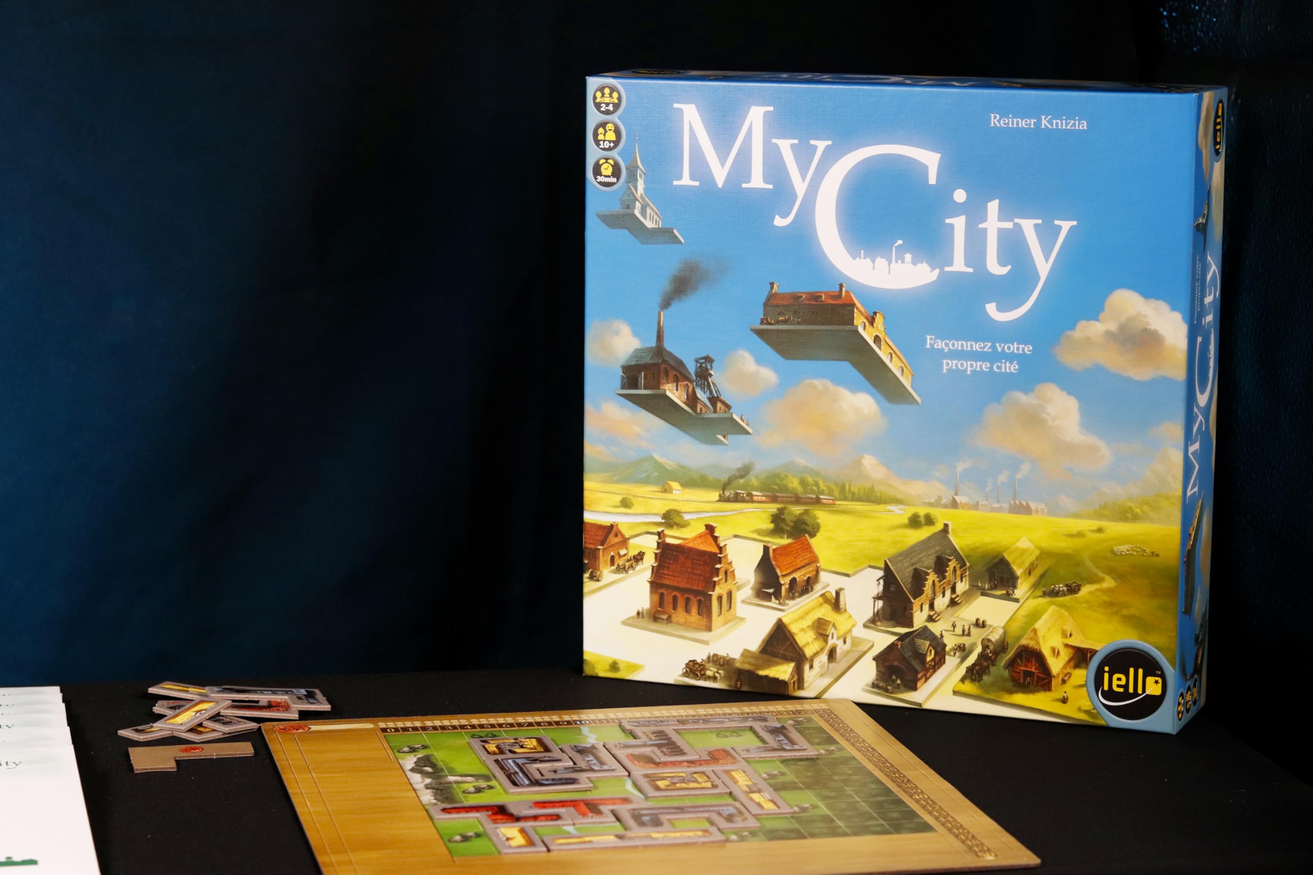 IELLO My City – Jeu de Société Legacy & Pose de Tuiles – Construisez Votre Ville en 24 Épisodes Évolutifs – Stratégie & Famille – 2-4 Joueurs | 30 Min | Dès 10 Ans
