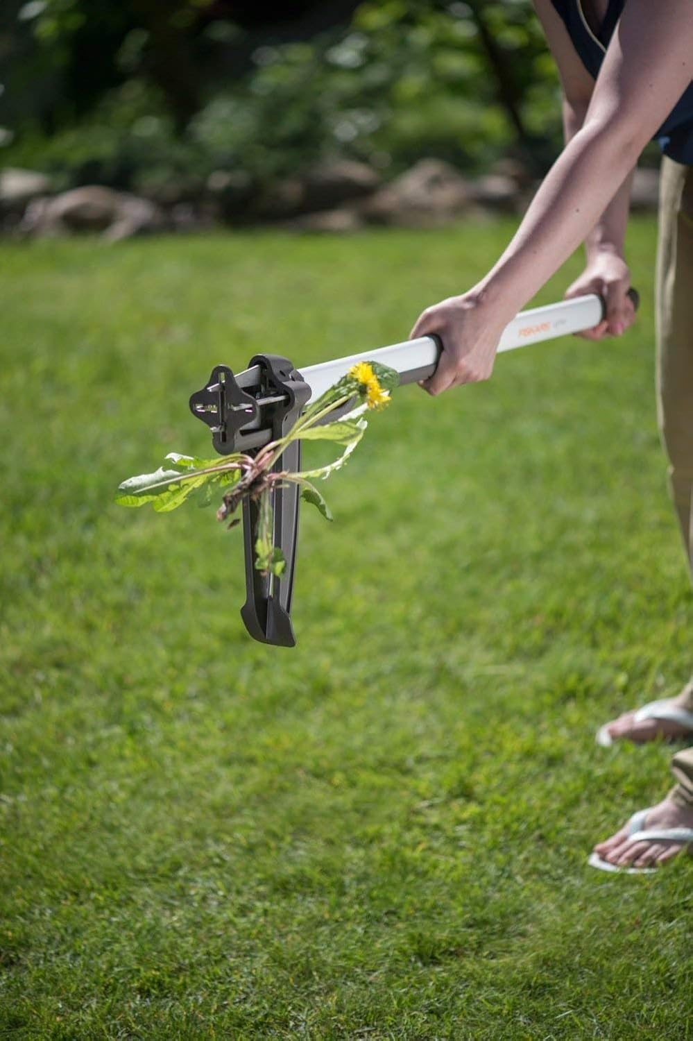 Fiskars Light Weed Puller, Length: 90 cm, Stainless Steel/Plastic Handle, Black/White, 1020127