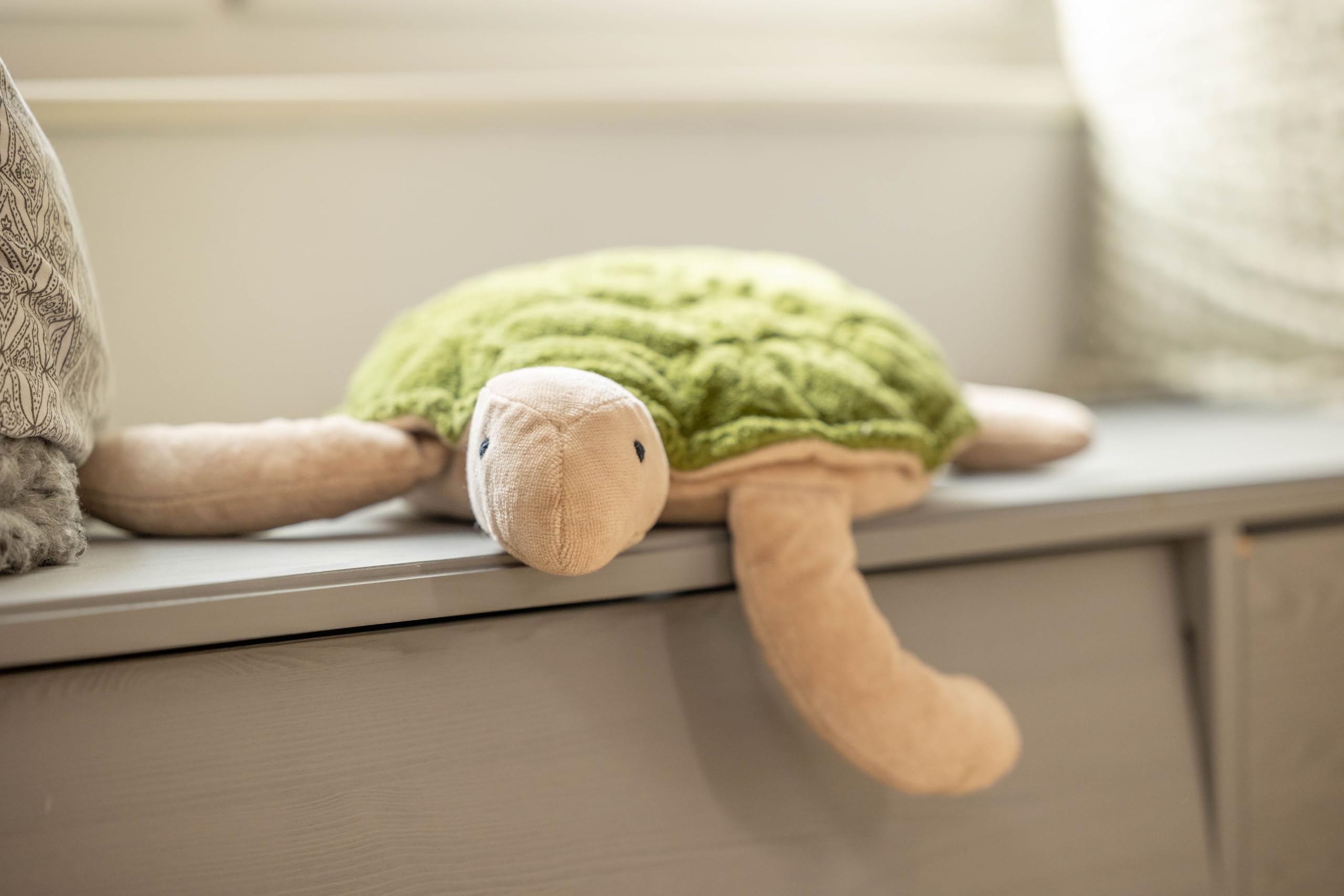Senger Naturwelt Große Kuscheltier-Schildkröte, Tannengrün I Kuscheliger Begleiter, geeignet ab 3 Monaten I GOTS-zertifiziertes Plüschtier mit herausnehmbarem Wärmekissen zum Erhitzen oder Kühlen