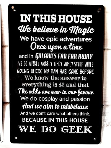 Letrero de metal con texto en inglés "In This House We Do Geek" (12 x 8 pulgadas)