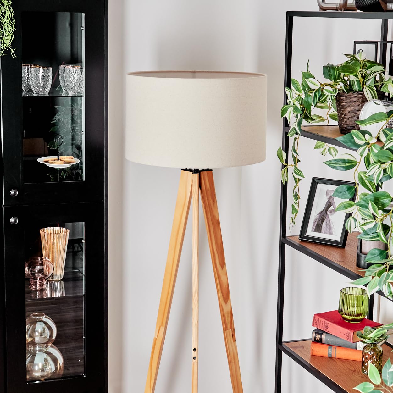 HOFSTEIN Stehleuchte Flemming, Stehlampe aus Metall/Holz im modernen Boho-Design, Schirm aus Stoff, Ø 50 cm, 162 cm, E27, mit Fußschalter - Wohnzimmer, Schlafzimmer, Esszimmer, Flur