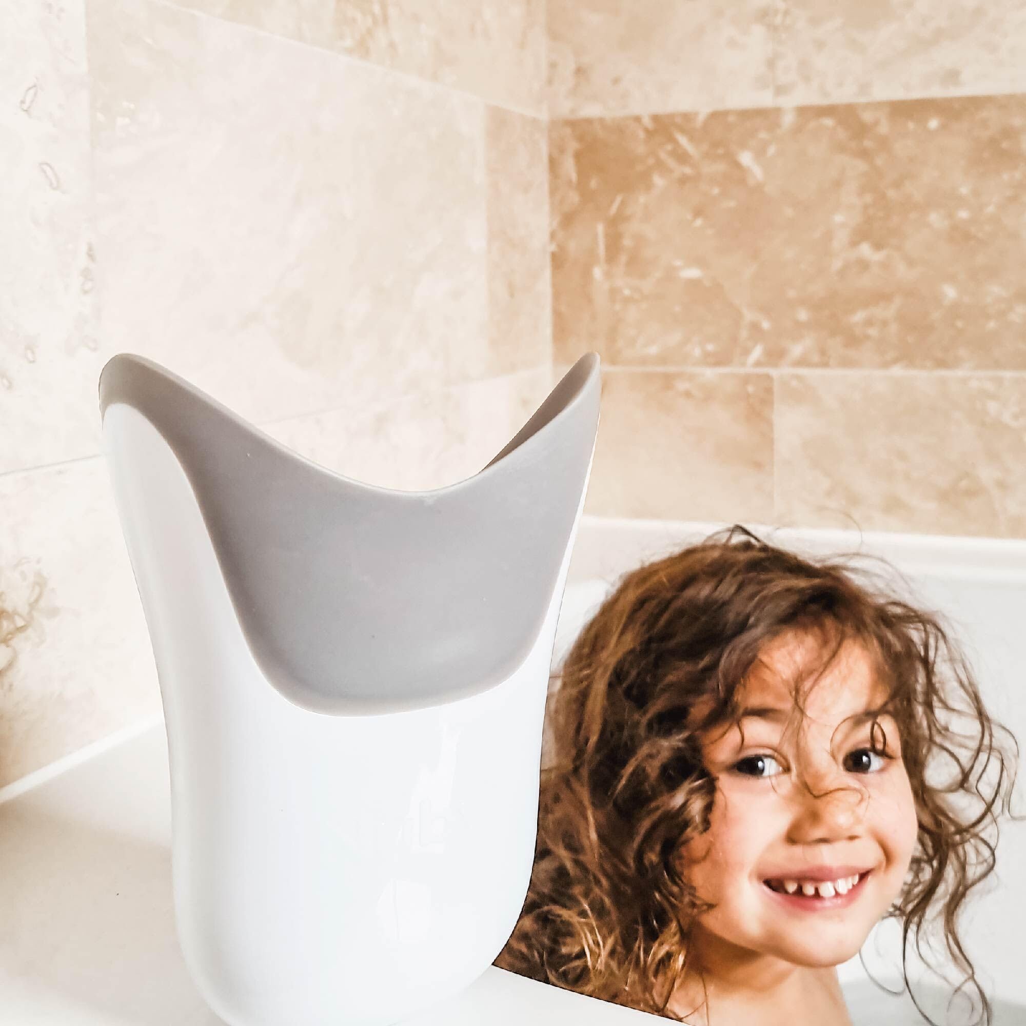 Nuby Rince-tête Bébé avec Bordure Souple et Poignet | Tasse de Rinçage pour les cheveux | Rinçage shampoing pour l'Heure du Bain | Anti-Déchirures sur le Rebord | 6+ Mois
