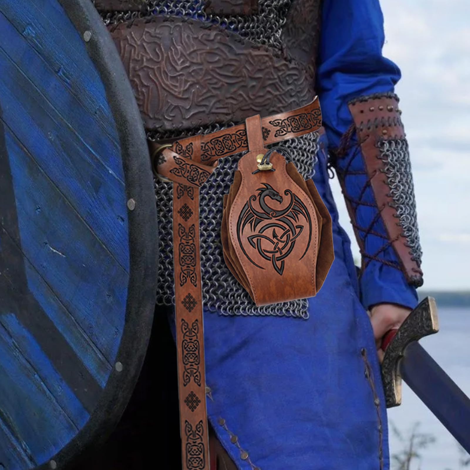 Saier tbo 5 Pièces Costume Medieval Set pour Hommes Femmes, Accessoires de Chevalier de Renaissance avec Ceinture Sac Banane Protège-poignets Anneaux de Suspension pour Nécromancien Halloween Cosplay Saier tbo 5 Pièces Costume Medieval Set pour Hommes Femmes, Accessoires de Chevalier de Renaissance avec Ceinture Sac Banane Protège-poignets Anneaux de Suspension pour Nécromancien Halloween Cosplay