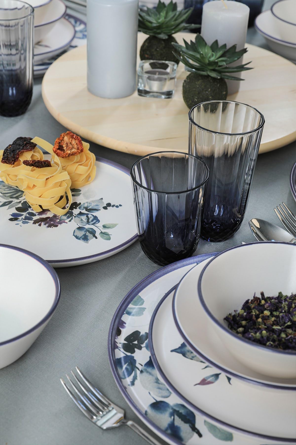 Elegante set da 24 pezzi, in ceramica, antibatterico e facile da pulire, bianco, blu e viola, include 6 piastre di servizio (28 cm), ciotole e dessert