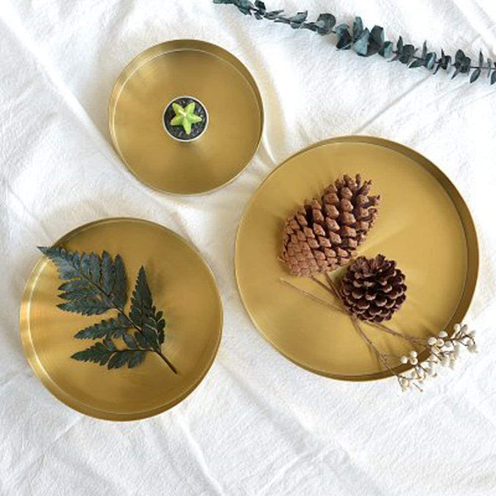 3 vassoi decorativi rotondi dorati, in metallo, per trucco, bagno, cassettiera, ottone, 30 cm, elegante decorazione da tavolo e soluzione per riporre oggetti