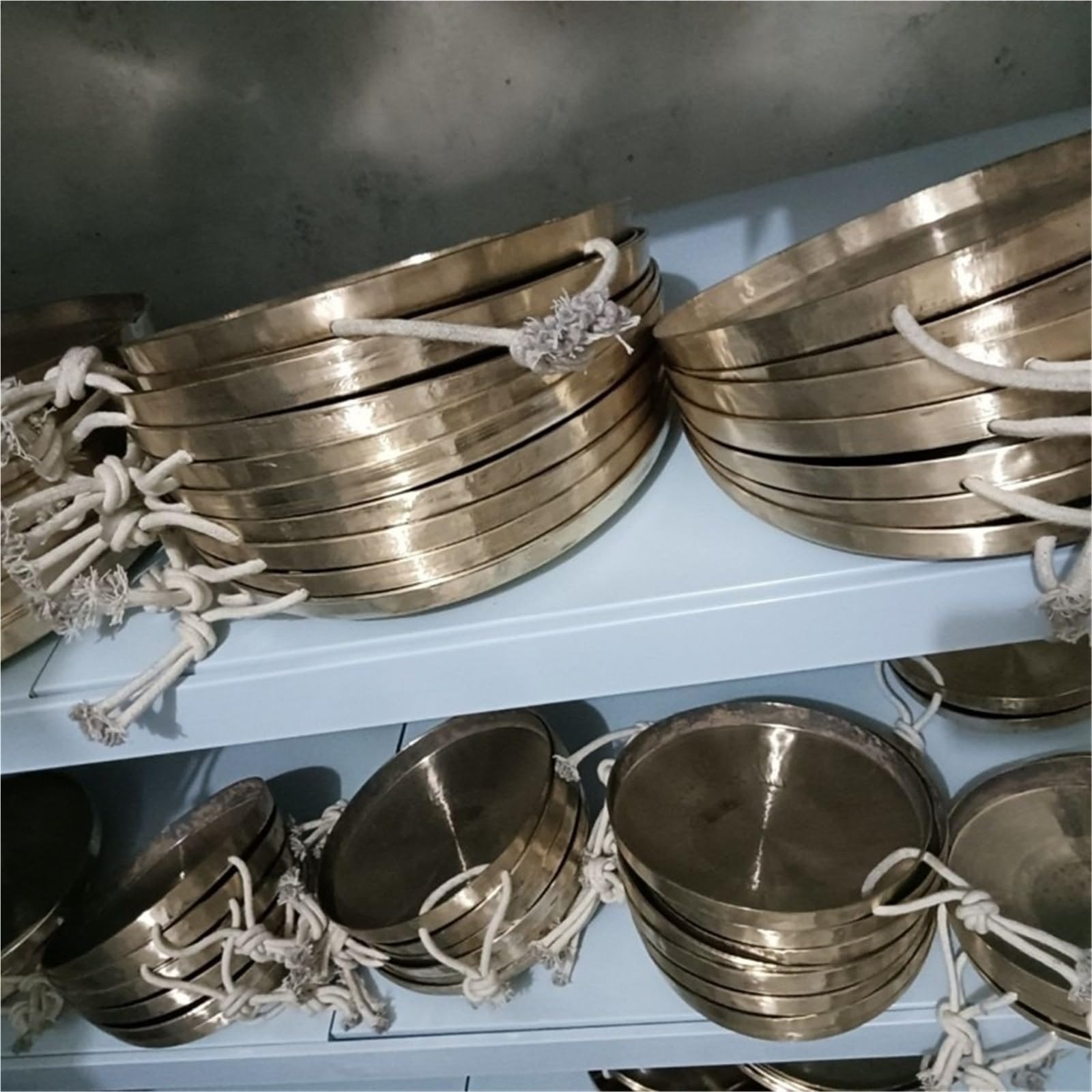 Gongs y platillos portátiles, Instrumento de percusión cobre platillo Gong mano for meditación, curación y relajación del sonido(28CM)