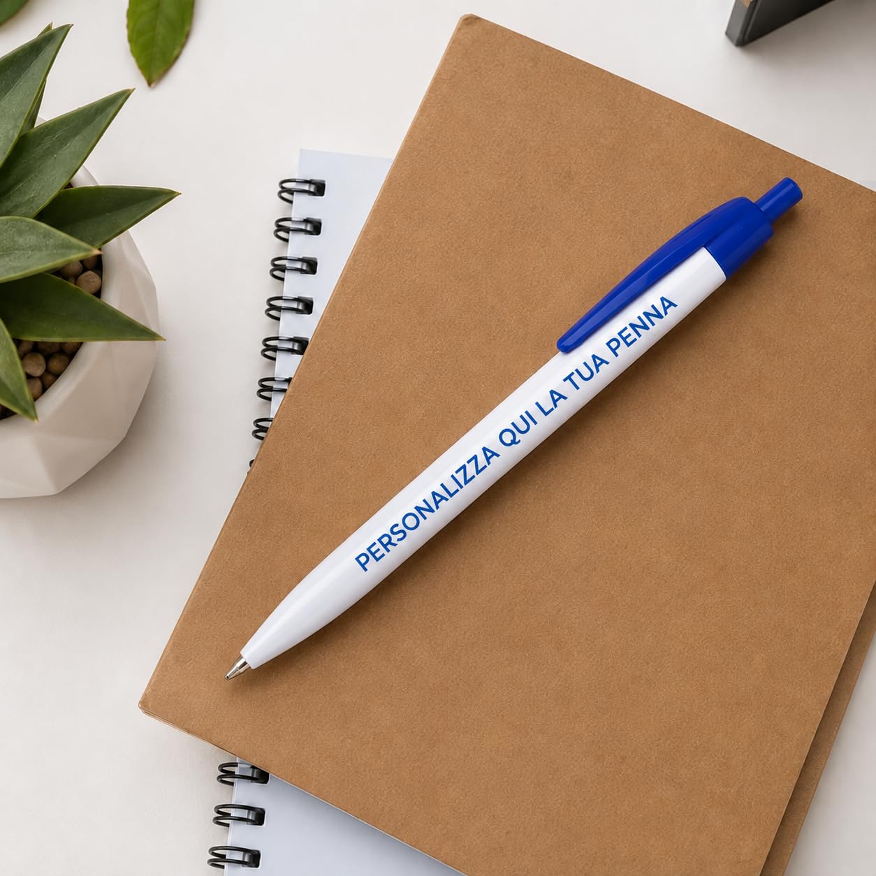 Penna Personalizzata con Logo, Nome o Testo | Penna a Sfera Personalizzabile con Stampa UV a Colori | Gadget Aziendale per Ufficio, Eventi, Fiere, Scuole e Regali Personalizzati (1000, Blu)