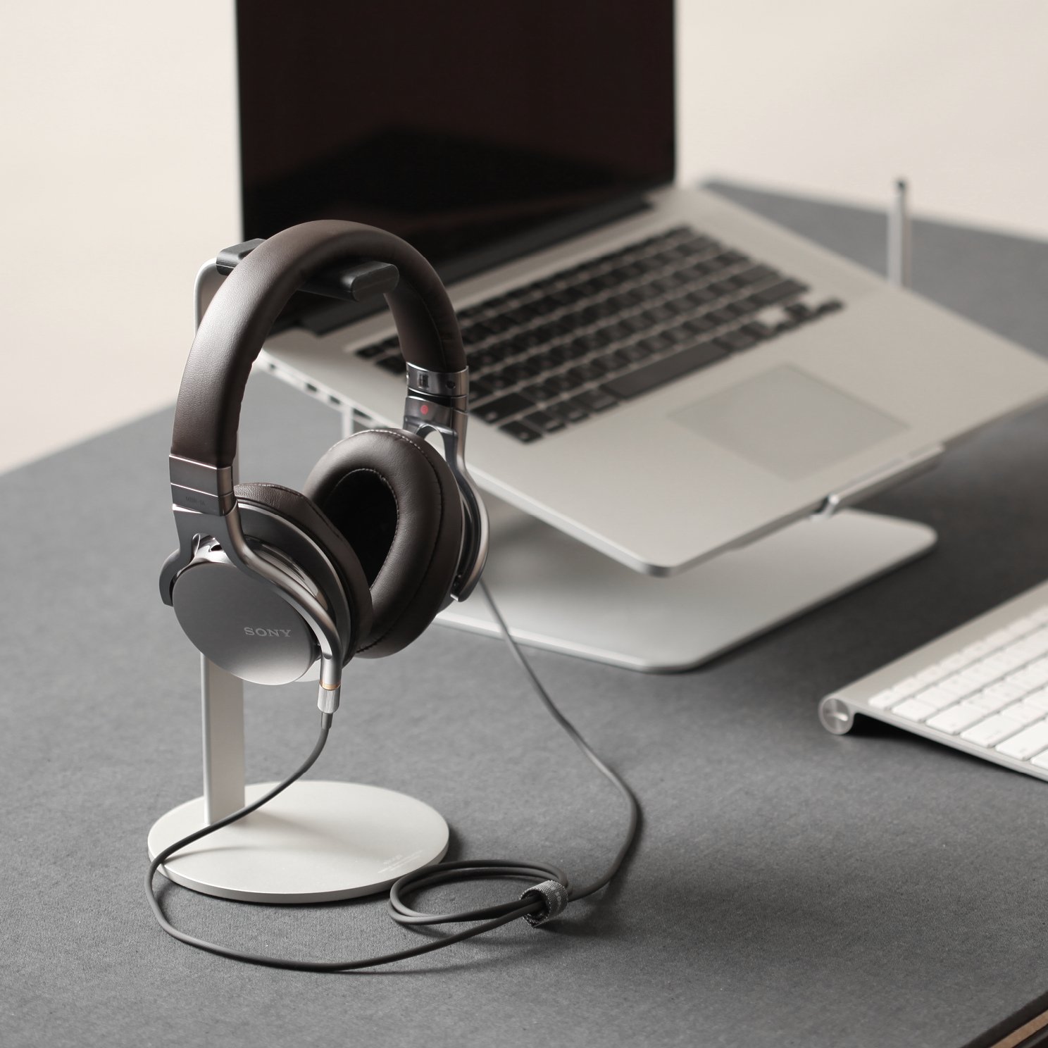 elago H Soporte para Juegos de Todos los tamaños y audífonos de Audio Plata