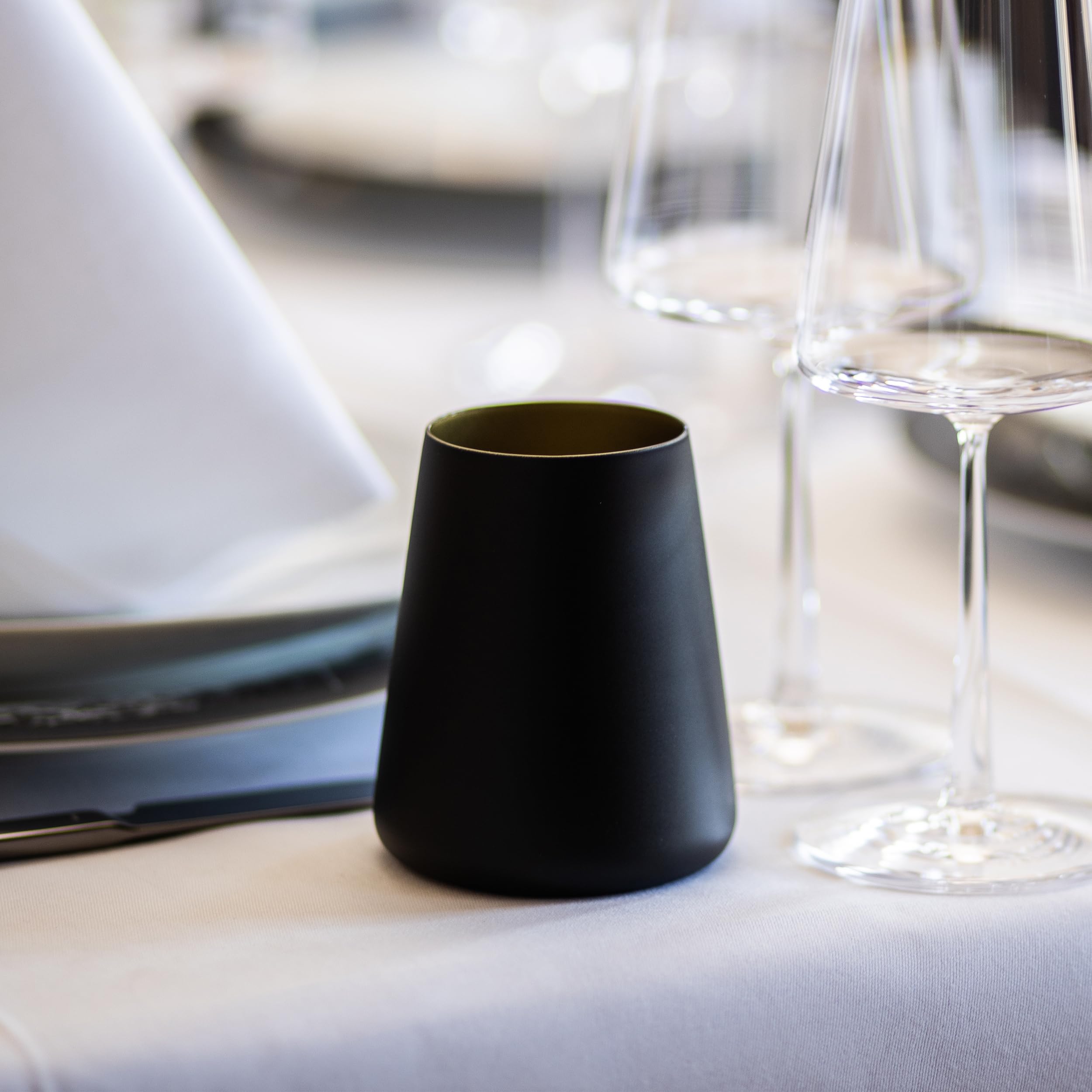 Stölzle Lausitz Power Becher Schwarz-Gold Cocktailgläser 380 ml, 6er-Set | Schwarz-goldene Becher und Cocktailgläser für Wasser, Wein, Drinks & Saft, aus Kristallglas, stoßfest & spülmaschinengeeignet