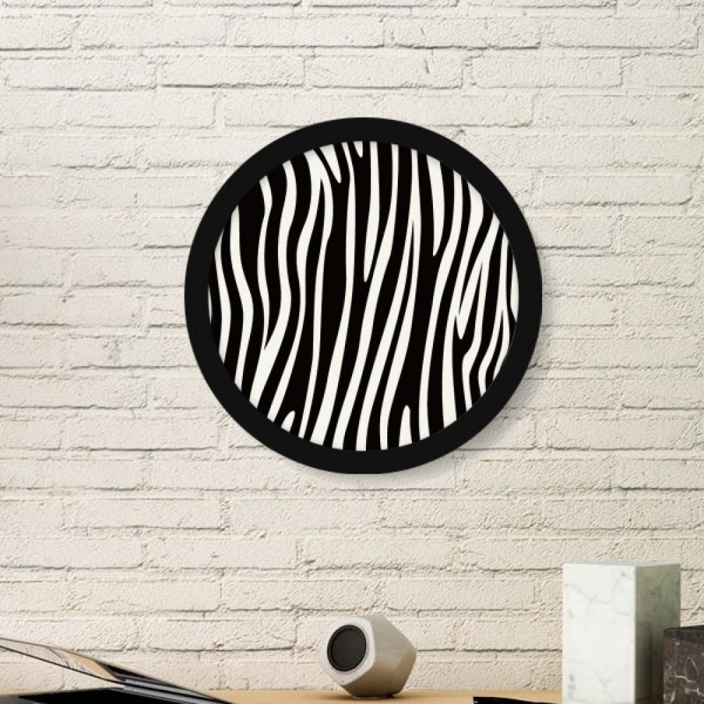 Cadre photo ronde en bois pour decorer un salon chaleureux avec peinture blanc