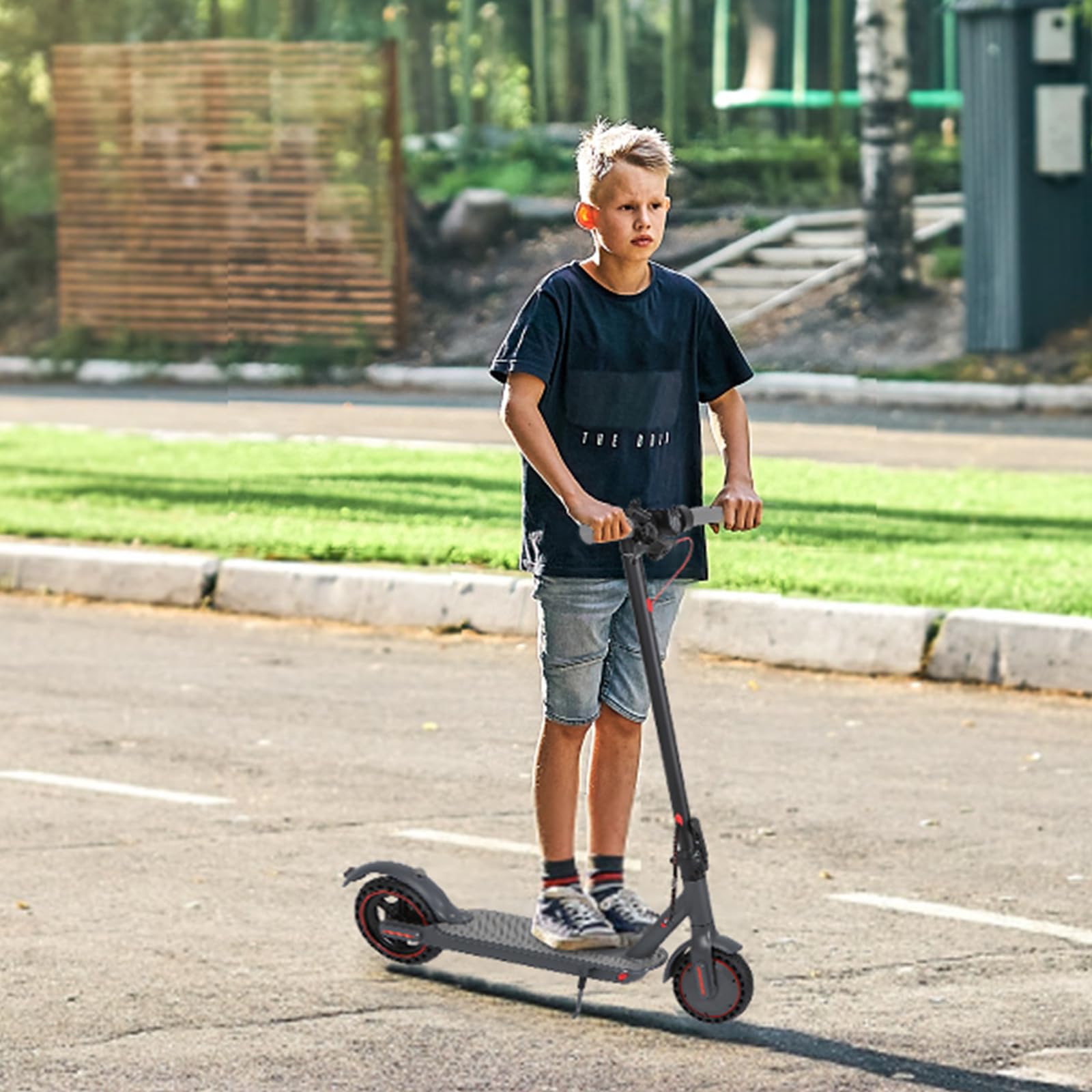 Trottinette Électrique pour Adultes avec Batterie Li-ION 7.5 Ah, Contrôle Via APP et Affichage LED, Capacité de Charge Max 120 kg, Autonomie 15-25 km, E-Scooter Robuste et Performant