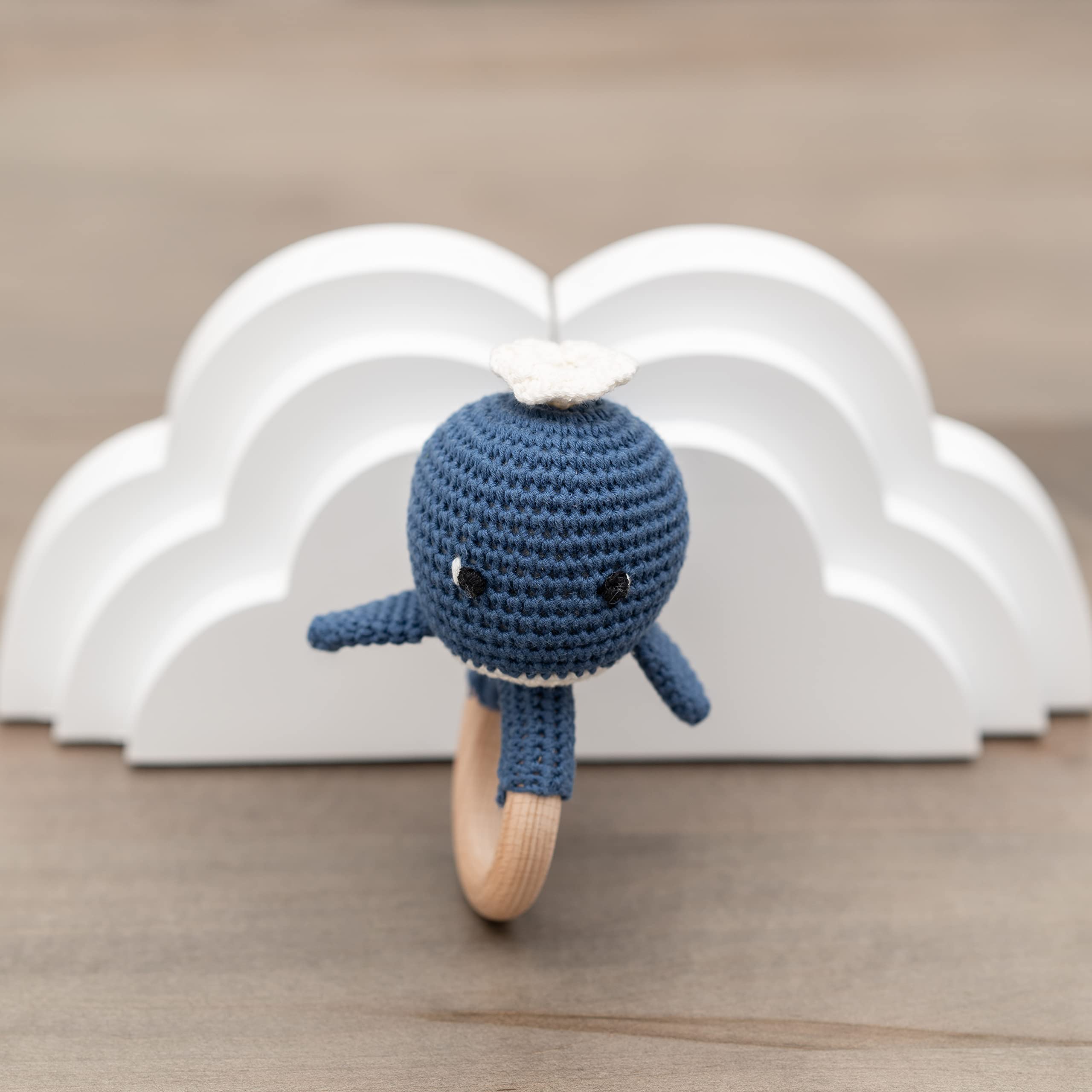 Sonajero Amigurumi de algodón hecho a mano – Cosas educativas para bebés para nuevas mamás, animales de peluche para bebés, cosas para bebés, ballena azul con mango de madera, perfecto para 5
