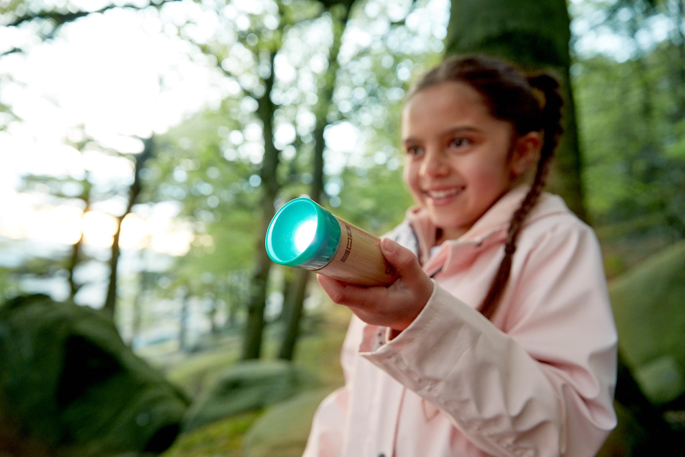 Hape Nature Fun - Torcia alimentata a mano: genera energia pulita tirando l’anello - Pila in bambù e bioplastica 4+ senza batterie
