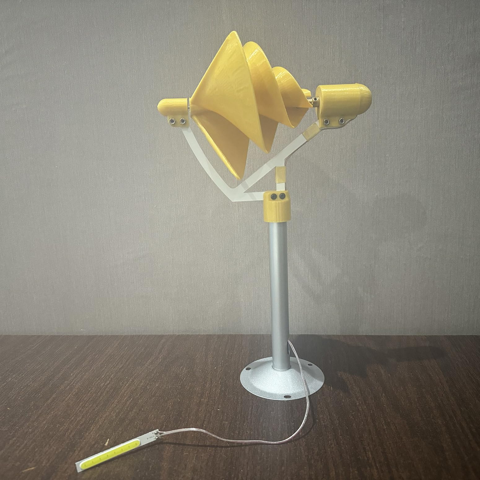 10W Micro Spiral Wind Generator Model 12V Stały generator magnesów DIY żółta turbina wiatrowa Model Breeze Start Generator Światło z diodą LED do badań, nauczania, dekoracji,Yellow