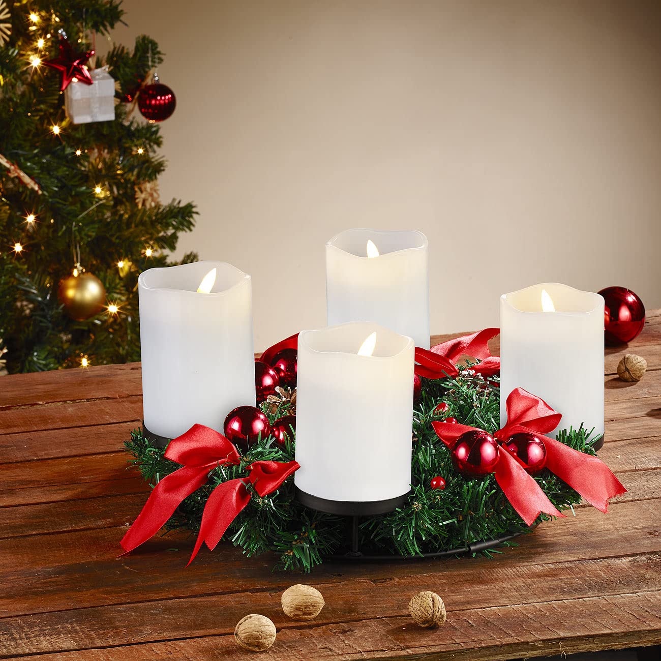 Adventskraenze: Adventskranz mit rotem Schmuck, inkl. LED-Kerzen in weiß (Adventskranz künstlich geschmückt, Adventdekorationen, Kerze)