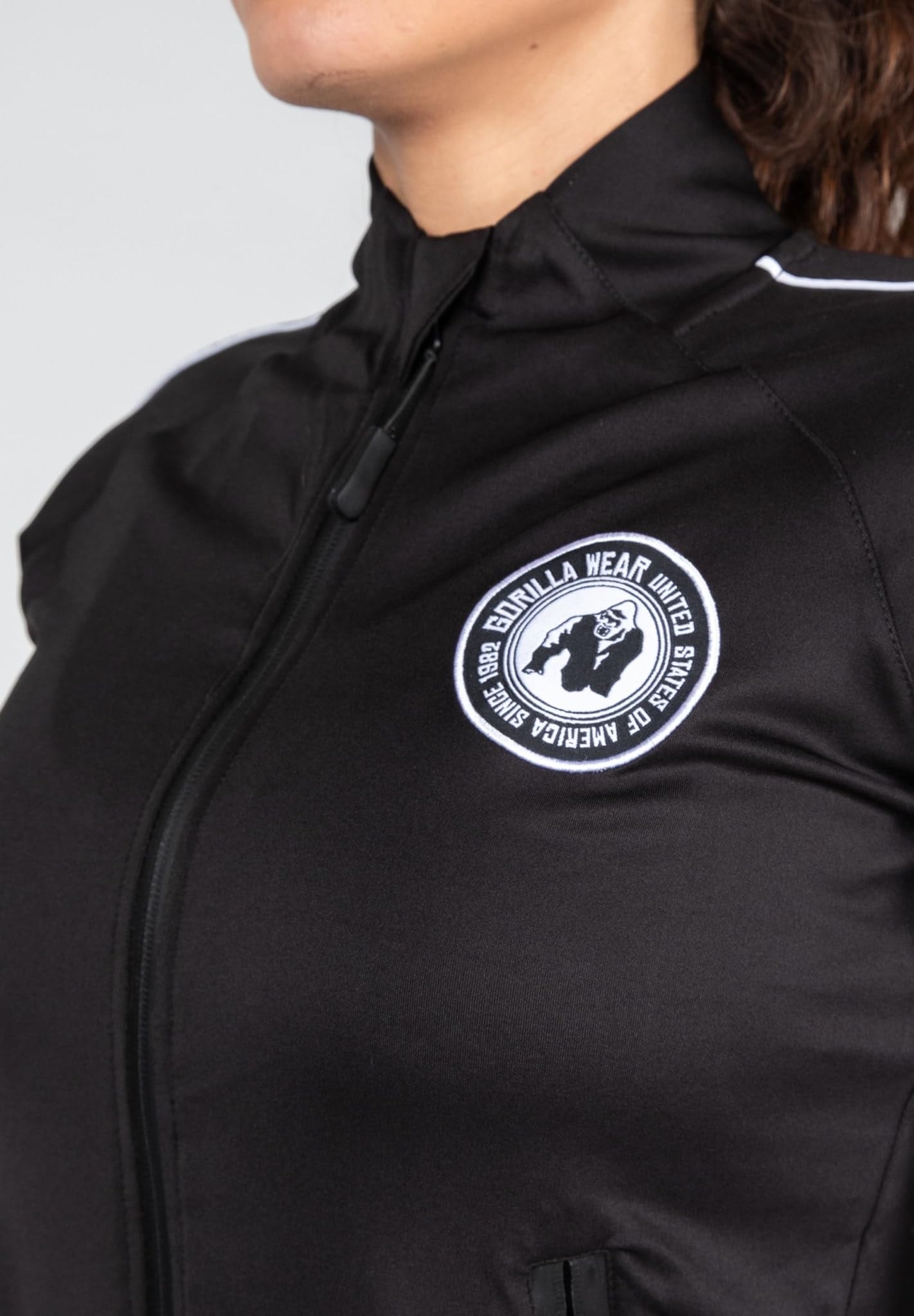 Gorilla Wear - Montana Track Jacket - Schwarz - Bodybuilding Sport Alltag Freizeit mit Logo Aufdruck leicht und bequem für optimale Bewegung aus Polyester Elasthan
