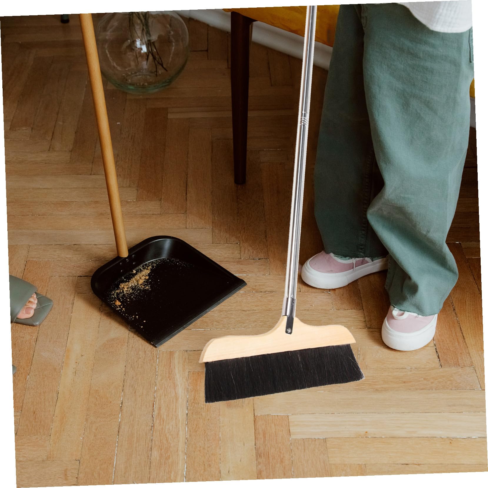Scopa in Crine di Cavallo con Manico Antiscivolo in Acciaio Resistente Setole Morbide Anti-statiche per Pavimenti Delicati Multiuso per Cucina e Interni Facile da Riporre