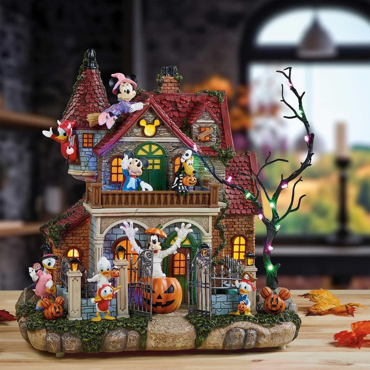 ディズニー ハロウィン ハウス 音楽/LEDライト　ディスプレイ 飾り 新品 Amazon.com: Disney Halloween Party House with Lights and Music