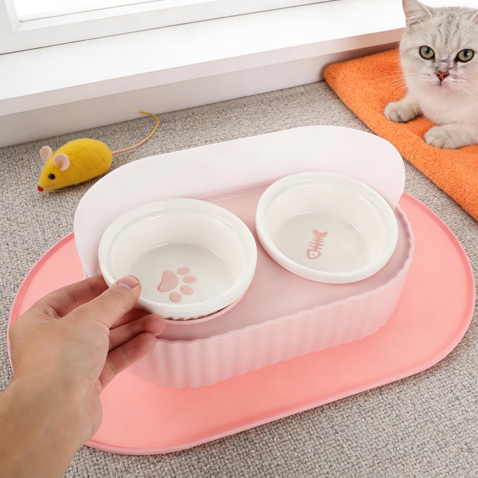 Lurrose Gamelle Surélevée pour Chat en Céramique 350 ML Double Bol avec Support Antidérapant et Tapis Imperméable pour Nourriture et Eau Bol pour Chat en Céramique Ensemble 1 Pièce