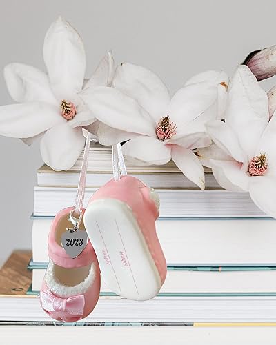 Miniatura 8 de Zapato de bebé para niña, adorno rosa con fecha de 2023, botines de primer adorno de Navidad para nuevos padres, nacimiento, baby shower, adorno de