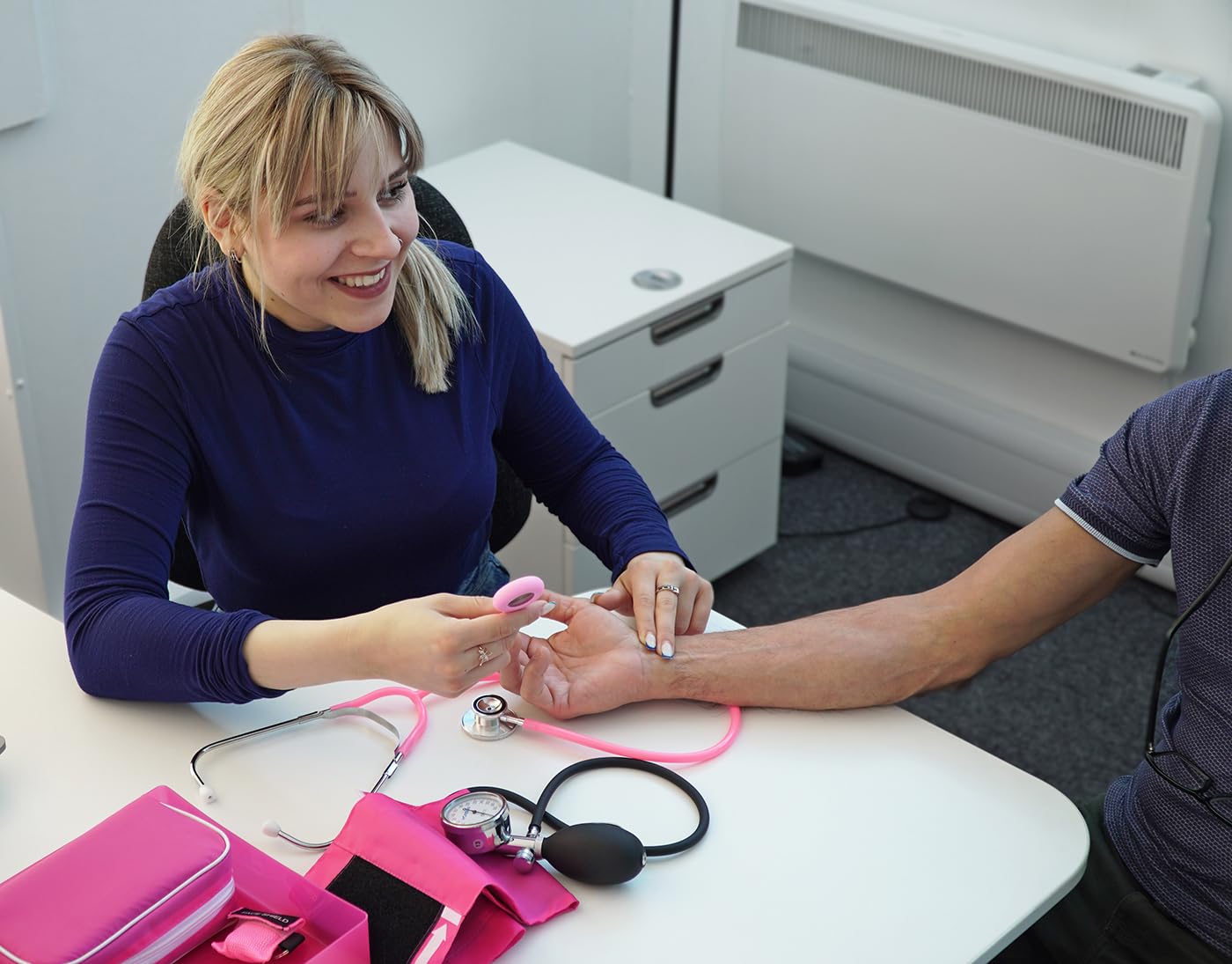 Ensemble d'instruments d'infirmière rose – Kit médical 7 pièces avec stéthoscope, manchette BP, montre et plus – Idéal pour les infirmières et les étudiants