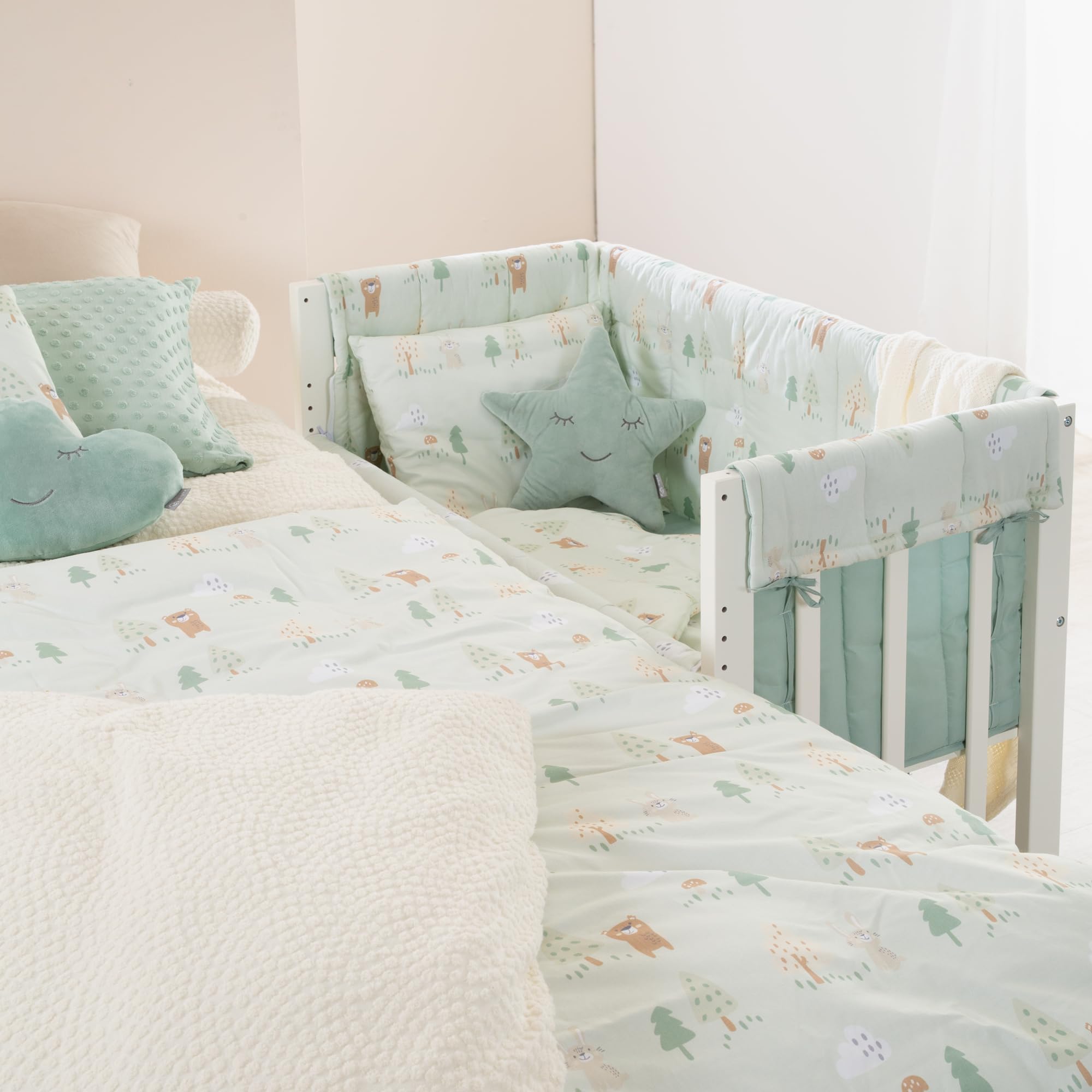 roba Stubenbett 4-in-1 aus Holz - Woodland Buddies Design - 45 x 90 cm - Wiege, Stubenwagen, Sitzbank & Beistellbett - Höhenverstellbar - Inkl. Textilien, Himmel & Himmelsstange - Weiß/Pastellgrün