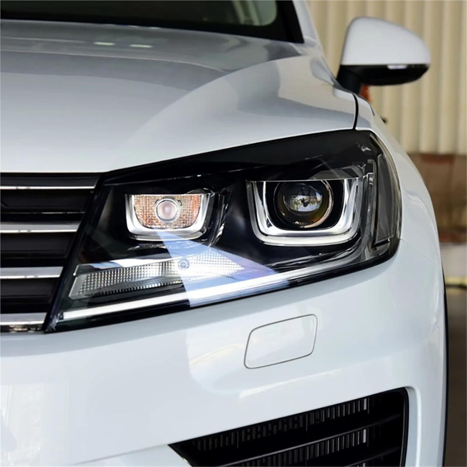 Car Front Lights Case For Volkswagen VW Touareg 2016 2017 2018 accessories Headlight Cover Lens Glass parts(Two Color A Pair)